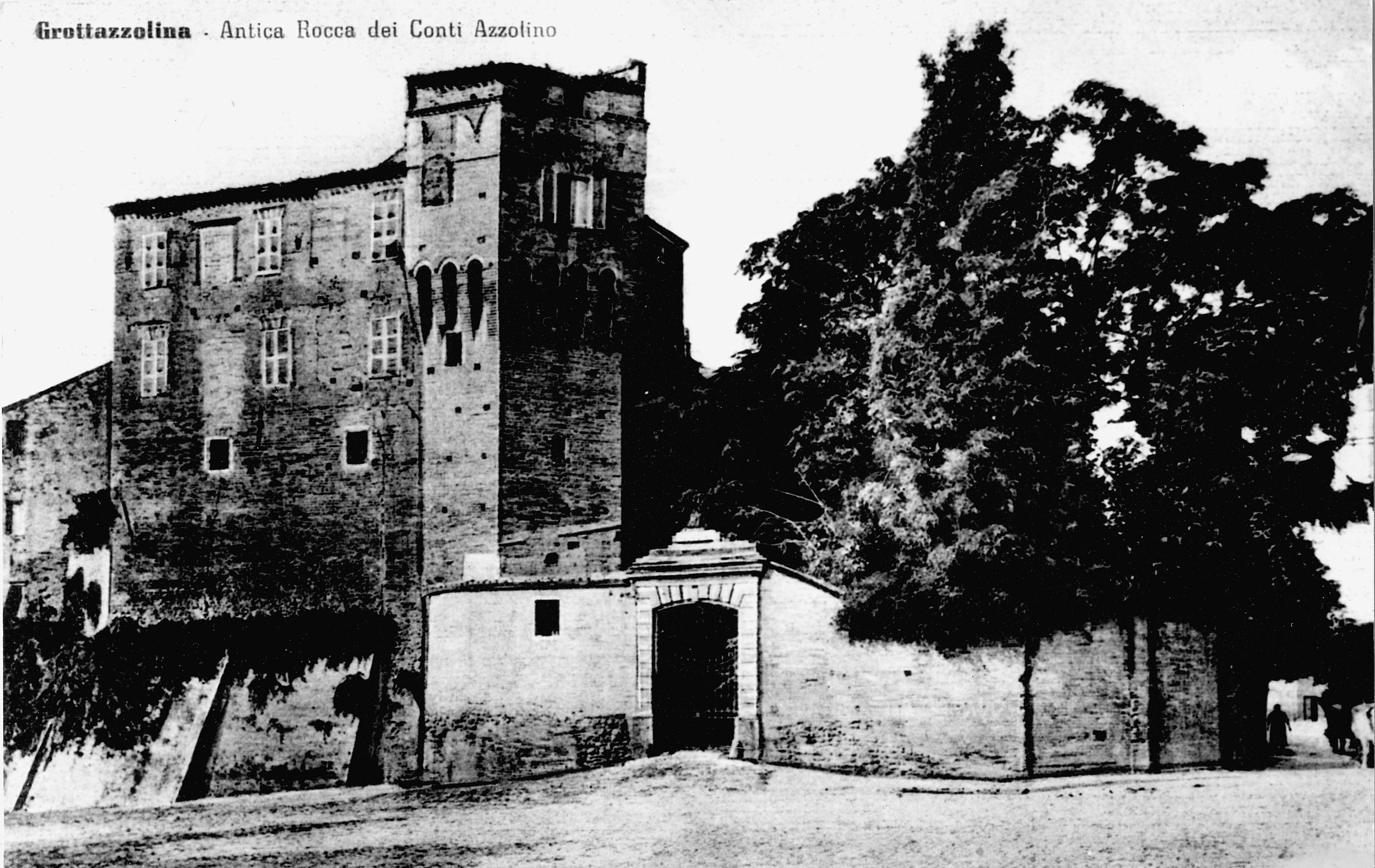 Castello Azzolino, Piazza Licini - Borgo storico